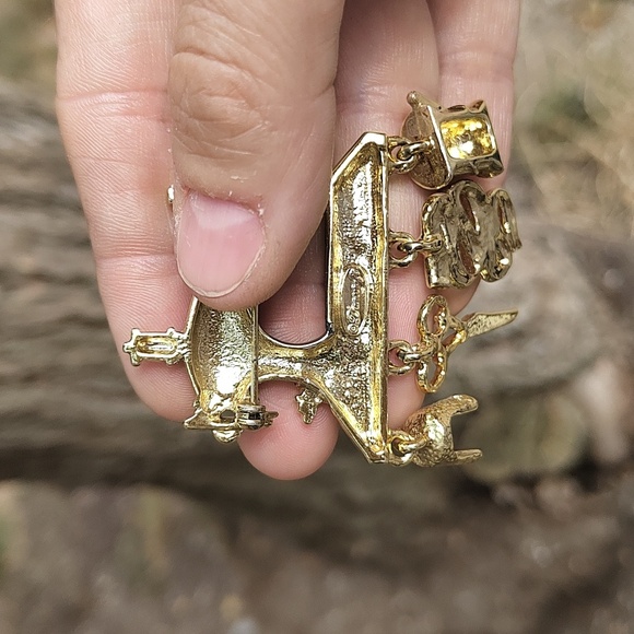 Danecraft sewing machine dangly brooch - Picture 2 of 2